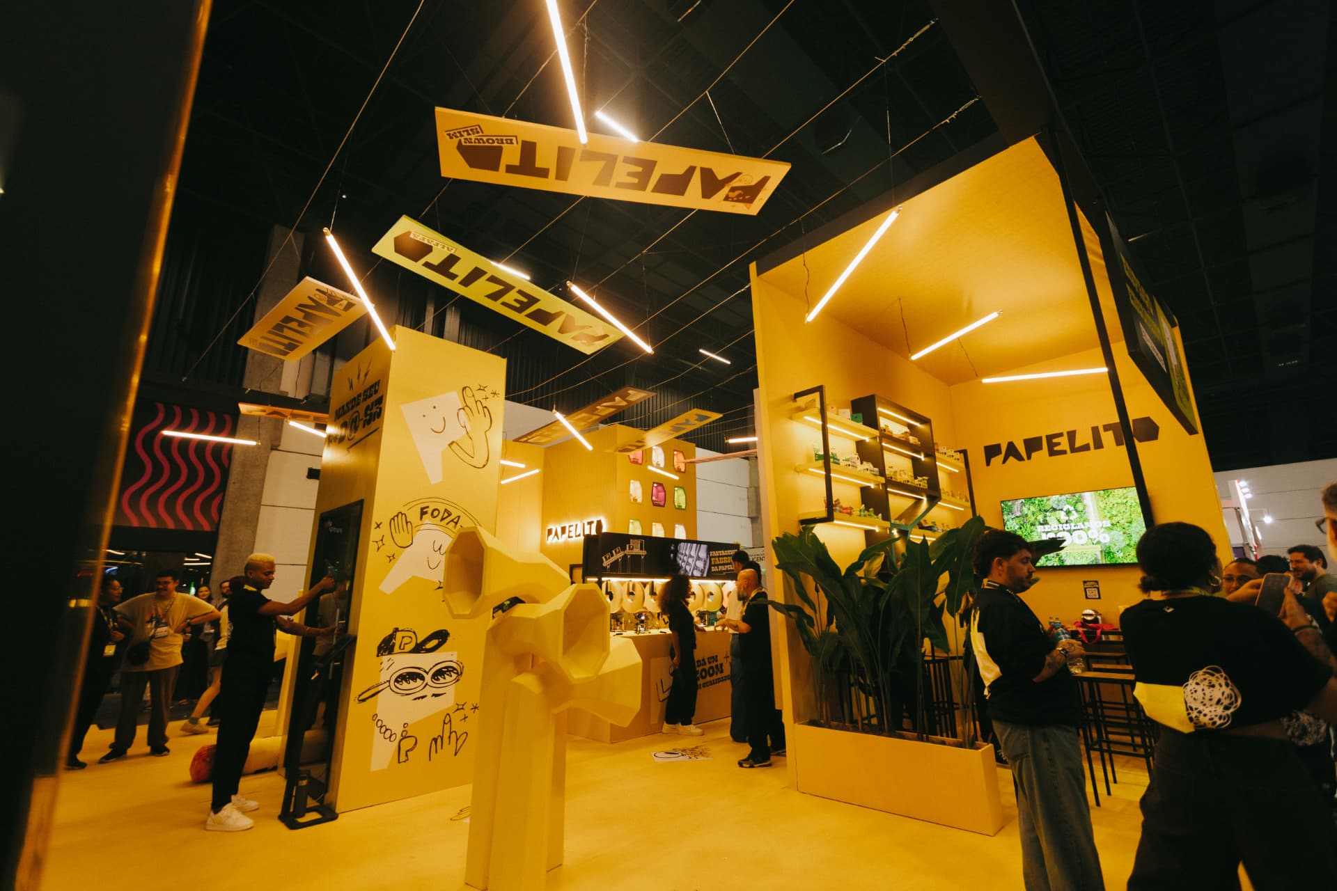 Interior do estande Papelito com produtos e ativações